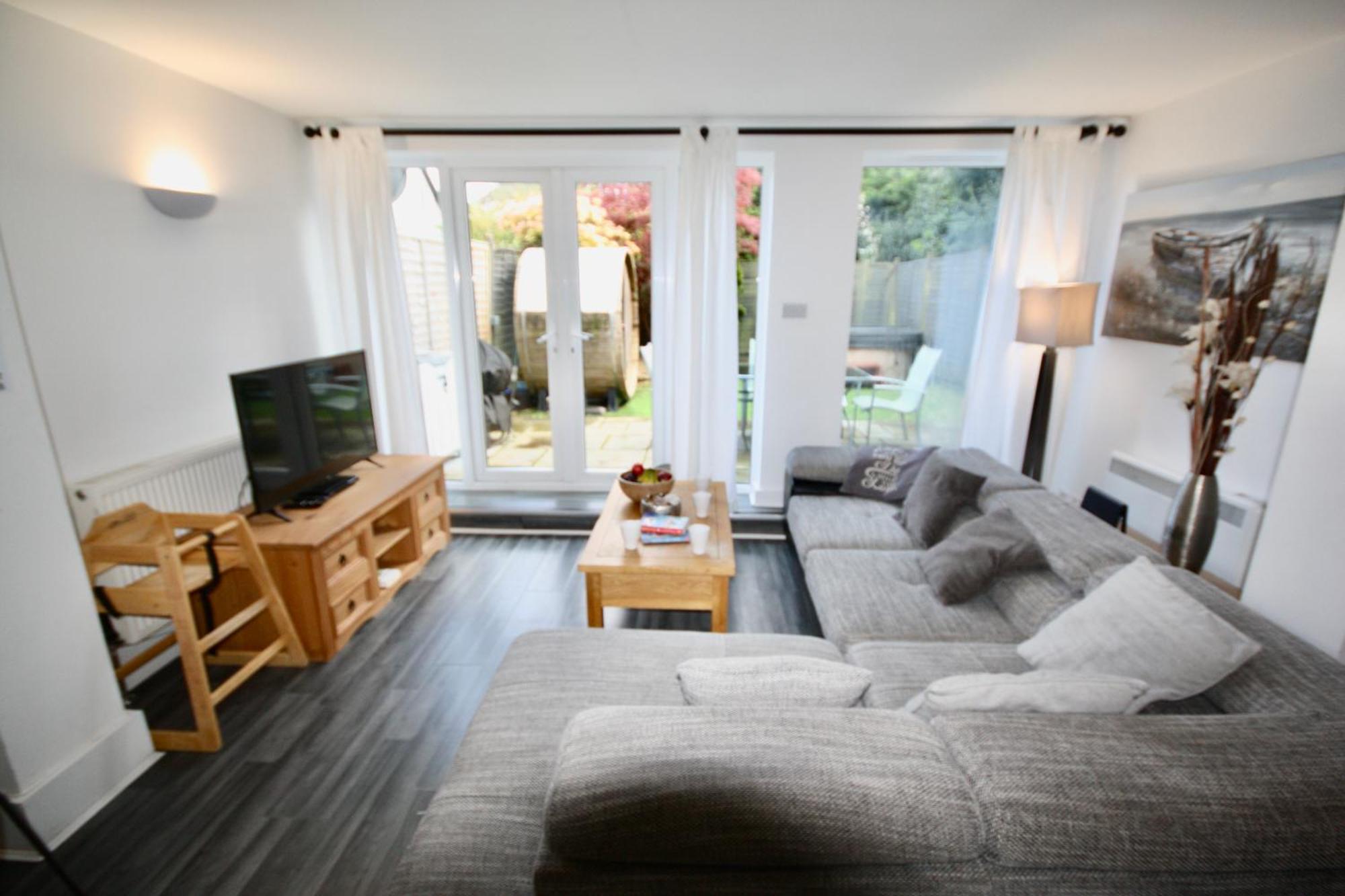 Bournemouth Hot Tub & Sauna Holiday Let Exteriör bild