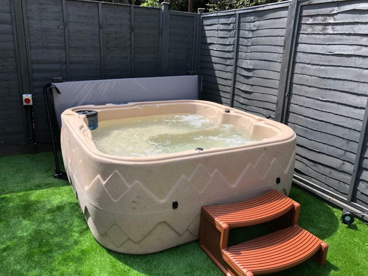 Bournemouth Hot Tub & Sauna Holiday Let Exteriör bild